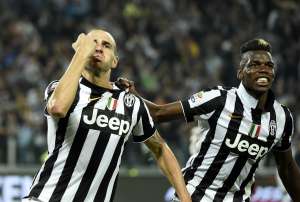 Leonardo Bonucci celebra junto a Pogba el gol de la victoria para el conjunto turin&eacute;s. Foto: AFP