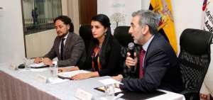 Andr&eacute;s Michelena, secretario nacional de Comunicaci&oacute;n; Rosana Alvarado, ministra de Justicia, y Edison Lanza, relator especial de libertad de expresi&oacute;n de la Comisi&oacute;n Interamericana de Derechos Humanos (CIDH, en la rueda de prensa. 