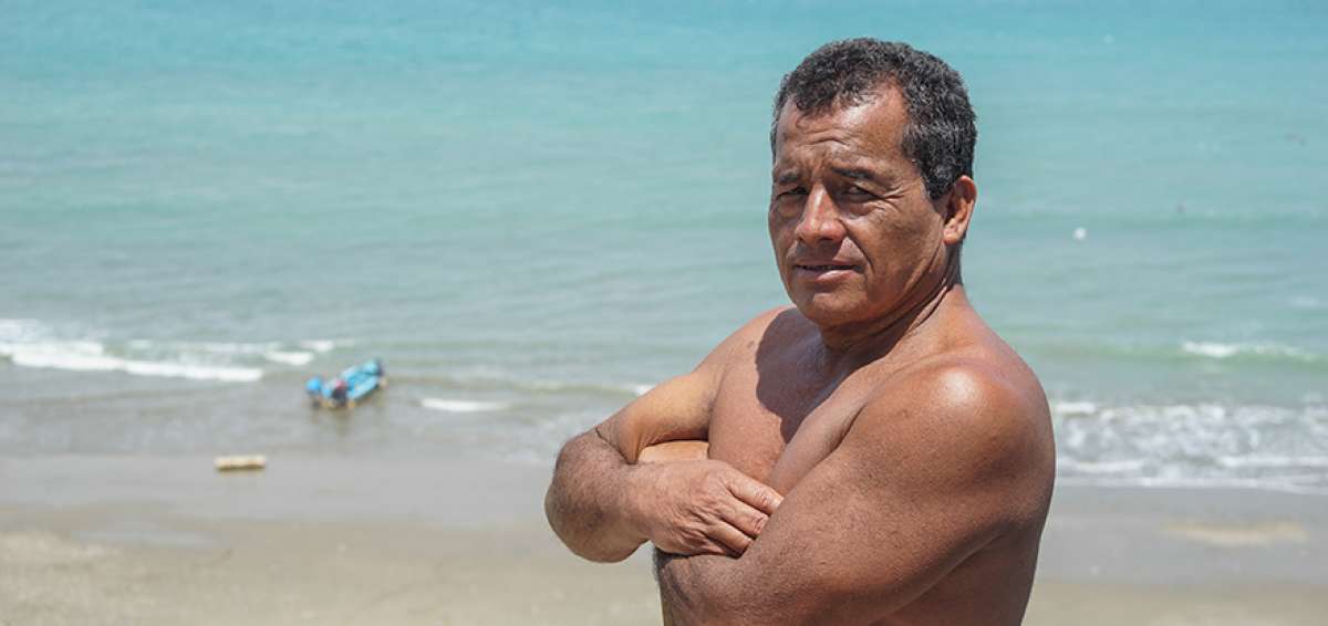 El mar lo entretiene y lo mantiene