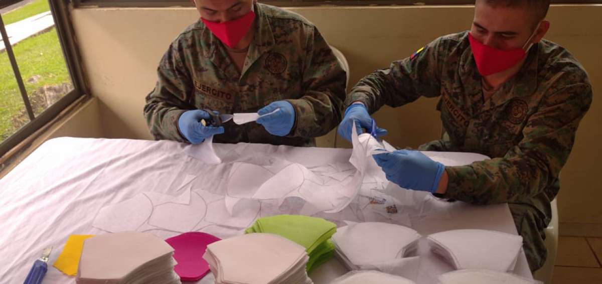 La unidad militar de Loja emprendi&oacute; un proyecto para la confecci&oacute;n de este art&iacute;culo de bioseguridad necesario para todas las personas ante el covid-19. 