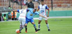 Juan Manuel T&eacute;vez (celeste) intenta eludir la marca de un zaguero del Clan Juvenil, en partido desarrollado la tarde de ayer en el estadio Bellavista de Ambato.