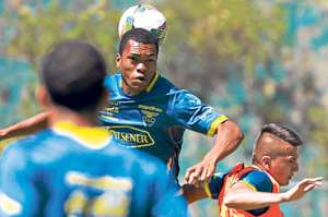 El defensa Luis Cang&aacute; rechaza un bal&oacute;n de cabeza durante una pr&aacute;ctica de la selecci&oacute;n sub-20. Foto: John Guevara / El Tel&eacute;grafo