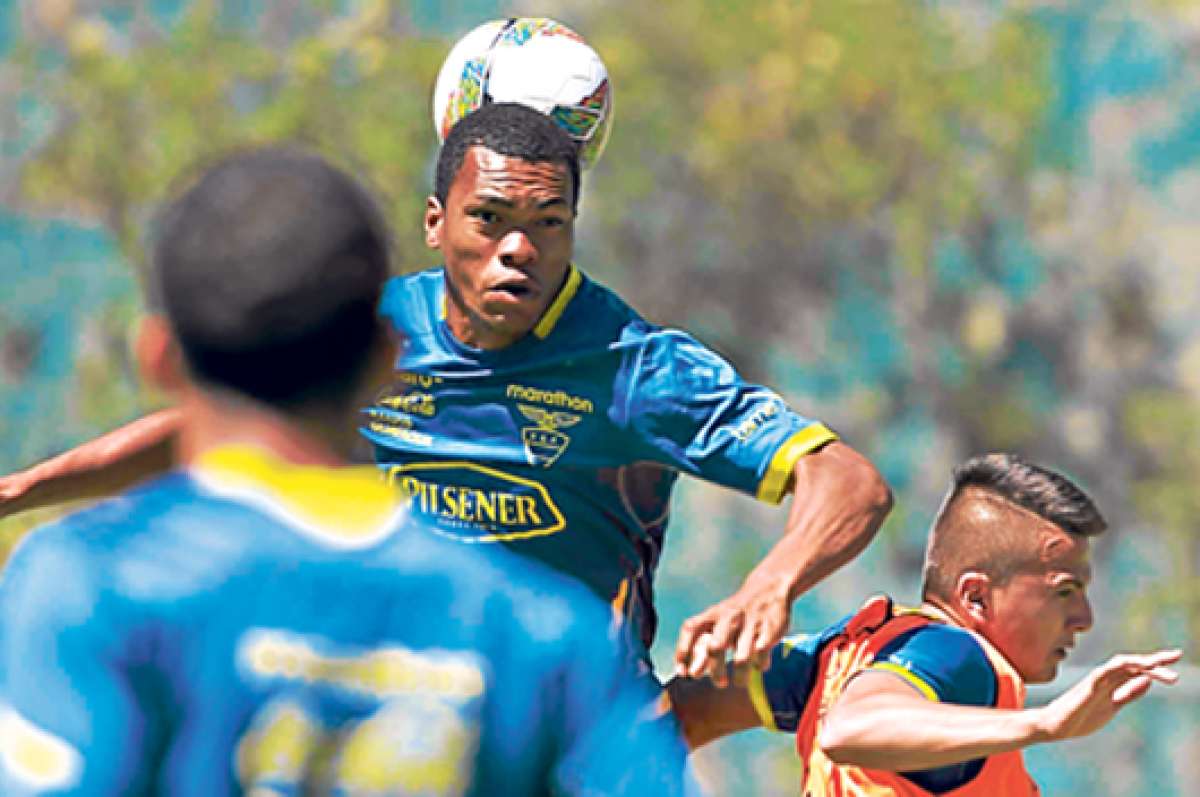 El defensa Luis Cang&aacute; rechaza un bal&oacute;n de cabeza durante una pr&aacute;ctica de la selecci&oacute;n sub-20. Foto: John Guevara / El Tel&eacute;grafo
