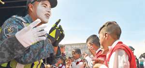 Un grupo de agentes civiles de movilidad son los protagonistas de obras de teatro, mimo, bailes y otras estrategias l&uacute;dicas, con las que la DTTM imparte educaci&oacute;n vial en planteles de la capital tungurahuense. Roberto Ch&aacute;vez / El Tel&eacute;grafo