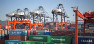 Los contenedores de transporte est&aacute;n apilados en la terminal de Kwai Tsing, en Hong Kong (China). El puerto volvi&oacute; a superar el a&ntilde;o pasado la barrera de los 20 millones de TEUs anuales al registrar 20,76 millones de 20 pies.