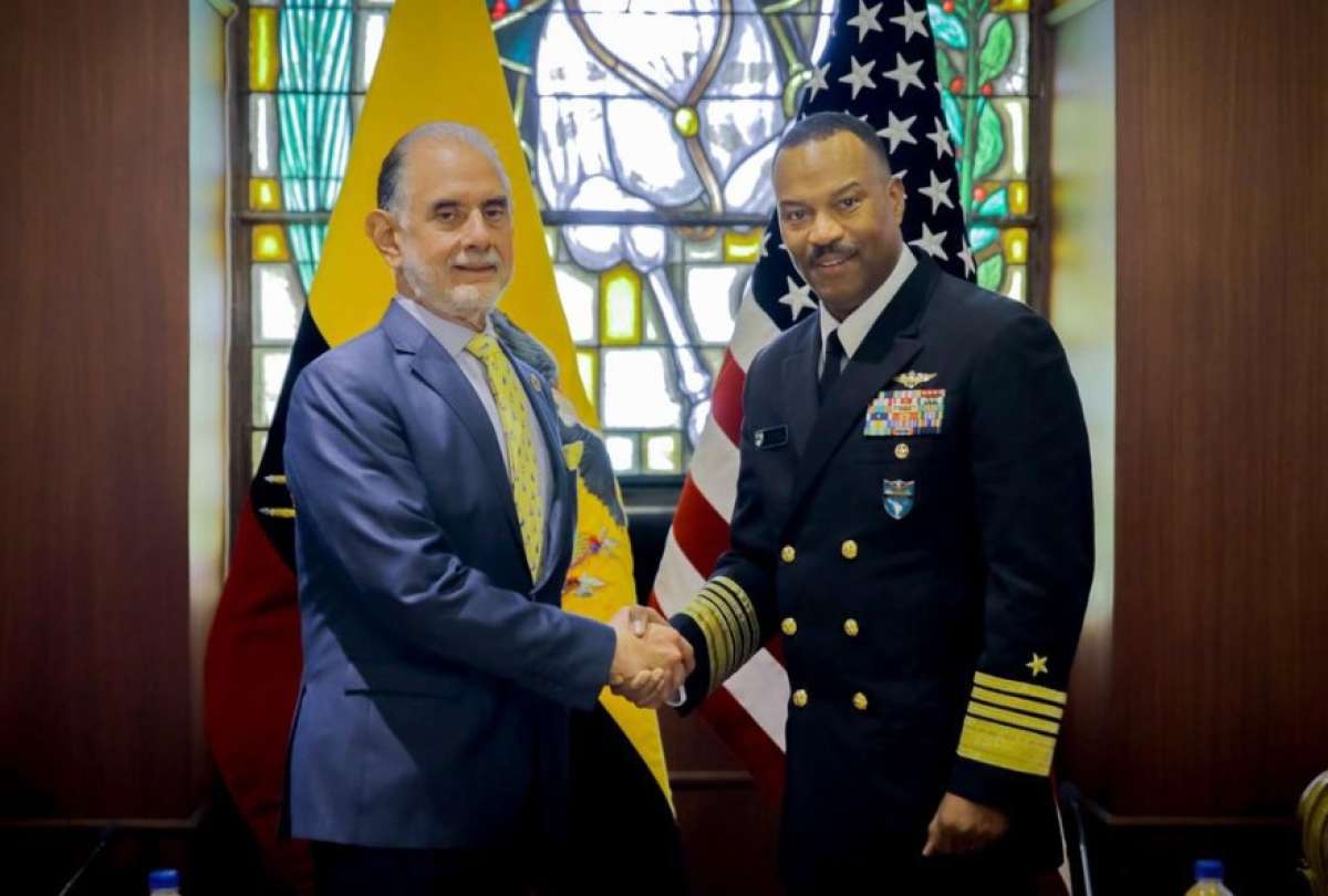 Ecuador recibe al almirante Alvin Holsey, comandante del Comando Sur de los Estados Unidos