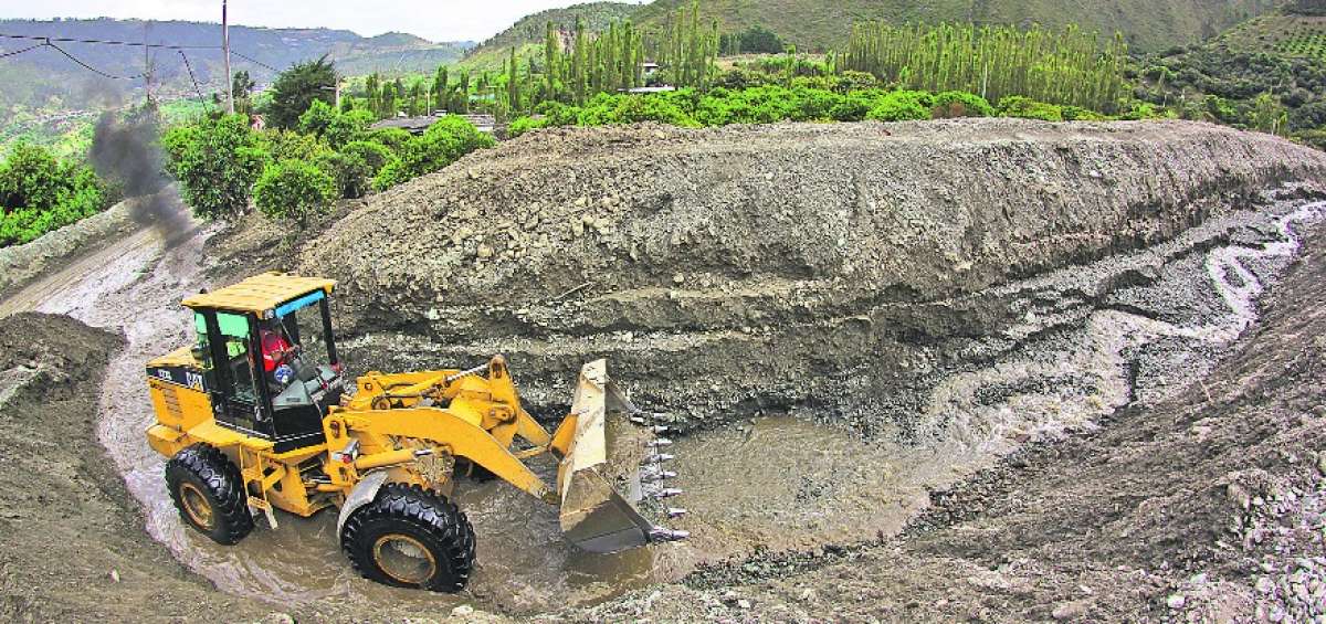 La maquinaria del municipio de Patate desaloja material de las quebradas del caser&iacute;o Pu&ntilde;ap&iacute;, a fin de facilitar el desfogue del agua que baja de la monta&ntilde;a.