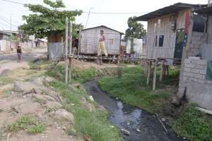 Los vecinos de Nueva Prosperina carecen de sistema de alcantarillado. Por ese motivo, sienten temor ante posibles inundaciones. Foto: Karly Torres / El Tel&eacute;grafo