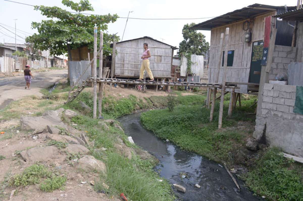 Los vecinos de Nueva Prosperina carecen de sistema de alcantarillado. Por ese motivo, sienten temor ante posibles inundaciones. Foto: Karly Torres / El Tel&eacute;grafo