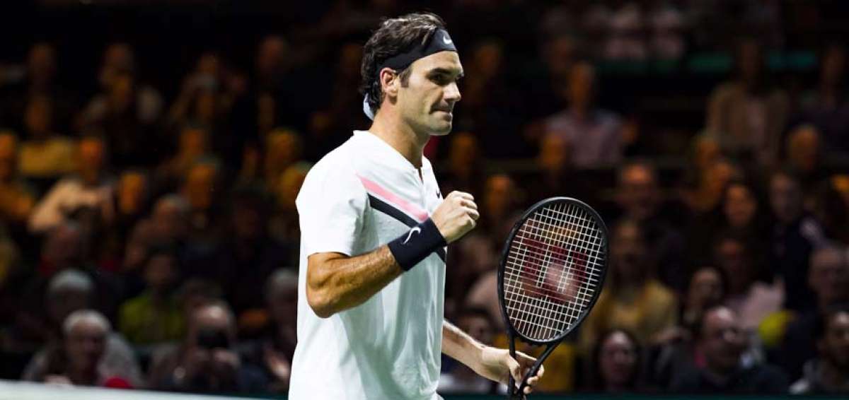 El tenista suizo Roger Federer celebra el t&iacute;tulo de campe&oacute;n en el torneo de R&oacute;terdam, certamen que gana por tercera vez tras ganar en 2002 y 2012. 