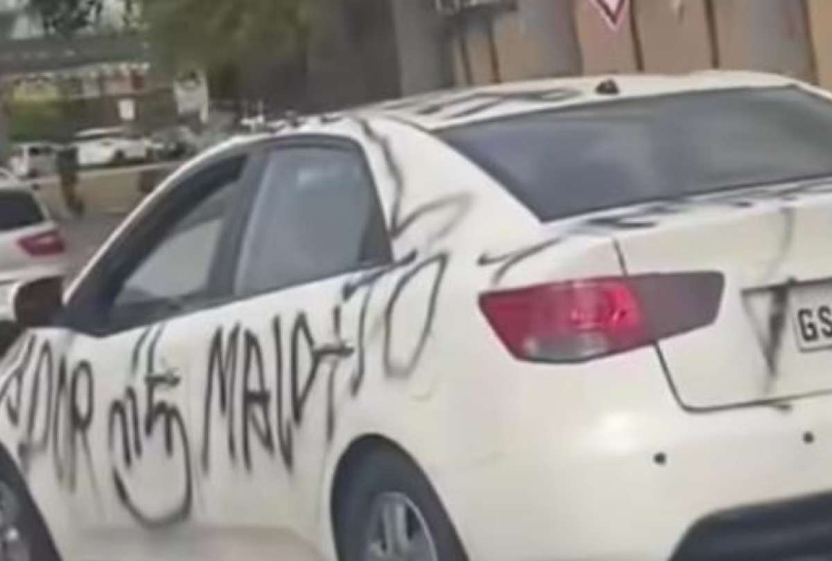Una mujer pintó el carro de su ex “infiel” dentro de un parqueadero de La Aurora, Daule. La escena generó una ola de reacciones entre risas, críticas y memes en redes sociales.