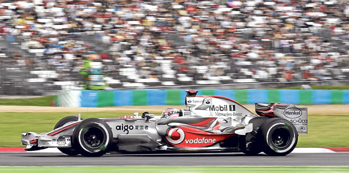 El piloto espa&ntilde;ol Fernando Alonso prueba el nuevo McLaren-Honda que conducir&aacute; esta temporada. Foto: Internet.