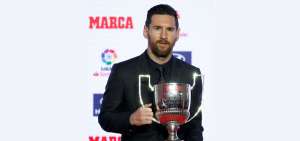 El argentino Lionel Messi posa con el trofeo entregado por Marca.