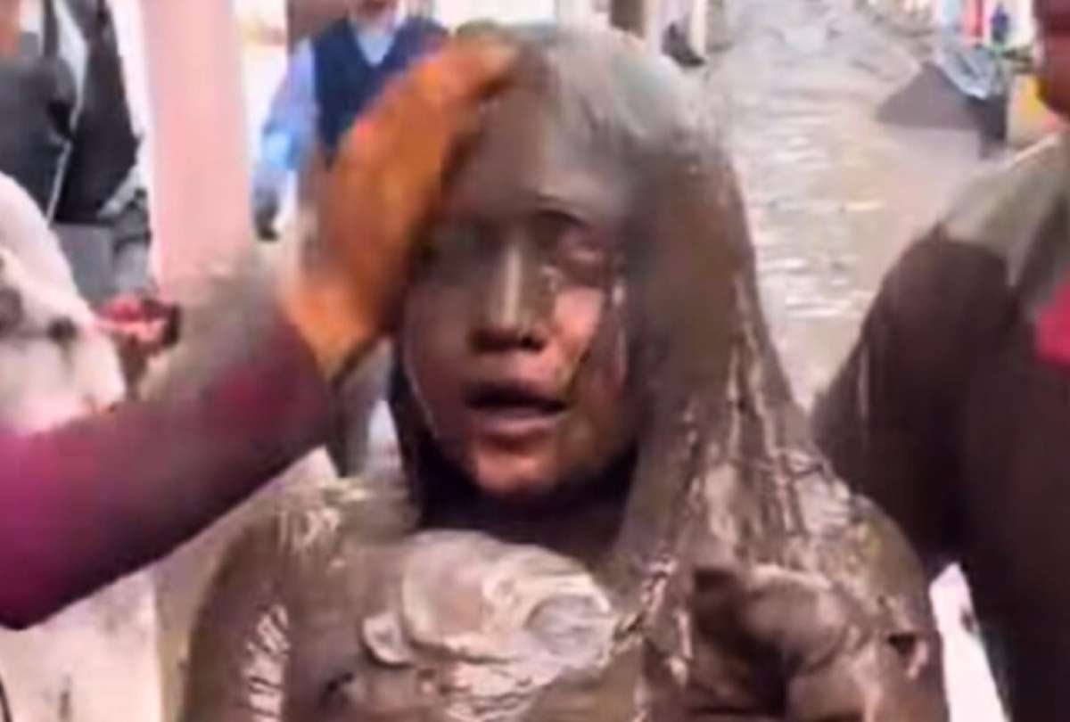 Vecinos del sector ayudaron a la madre y su hija despu&eacute;s del aluvi&oacute;n.