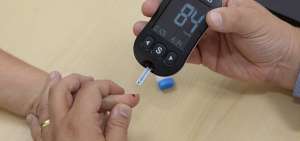 La Organizaci&oacute;n Mundial de la Salud se&ntilde;ala que el diagn&oacute;stico se puede establecer tempranamente con an&aacute;lisis de sangre relativamente baratos.  