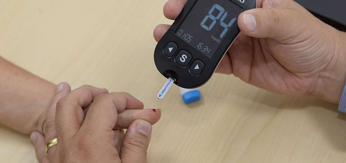 La Organizaci&oacute;n Mundial de la Salud se&ntilde;ala que el diagn&oacute;stico se puede establecer tempranamente con an&aacute;lisis de sangre relativamente baratos.  