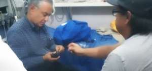 Momento en que le colocan un grillete para el monitoreo de su ubicaci&oacute;n. 