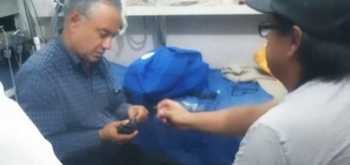 Momento en que le colocan un grillete para el monitoreo de su ubicaci&oacute;n. 