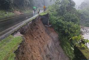 Lluvias provocan daños en la vía Alóag-Santo Domingo