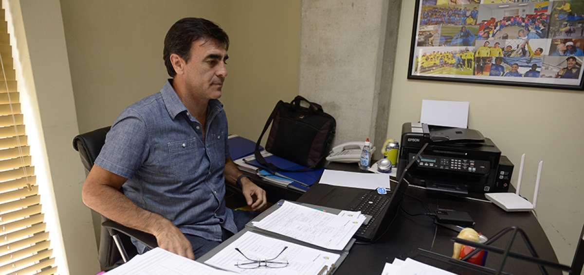 Gustavo Quinteros trabaj&oacute; ayer en su oficina en el edificio de la Ecuaf&uacute;tbol, en Guayaquil.