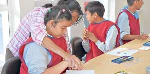 En algunos casos los menores acuden a planteles inclusivos, como la escuela Manuela Espejo en Guayaquil. Archivo