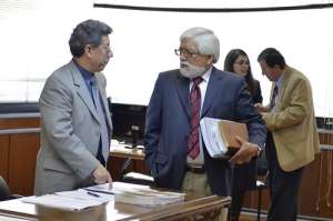 Ra&uacute;l Garc&eacute;s (izq.) dialoga con Nelson Cabezas, uno de los abogados del uniformado, antes de que se instale la audiencia de casaci&oacute;n. Foto: Miguel Jim&eacute;nez/El Tel&eacute;grafo