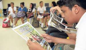 Los estudiantes de la Unidad del Milenio &lsquo;Alfredo Vera&rsquo; revisaron con atenci&oacute;n los afiches que promocionan la creaci&oacute;n de los clubes. Foto: Miguel Castro / El Tel&eacute;grafo