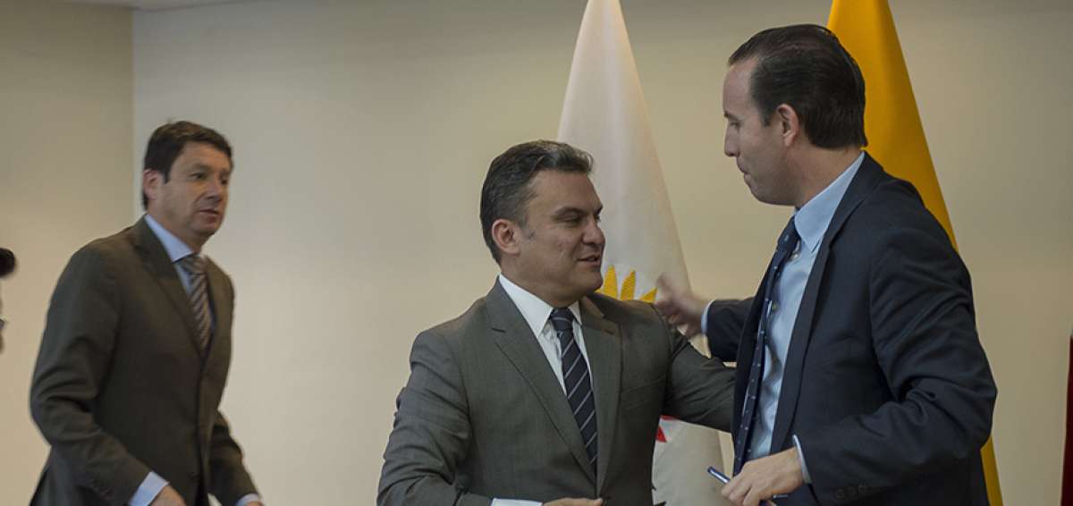 El presidente de la Asamblea, Jos&eacute; Serrano (c), junto a Patricio Alarc&oacute;n (d), presidente de la CCQ.