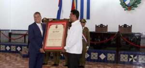 El mandatario recibi&oacute; el t&iacute;tulo de Hijo Ilustre de Santiago de Cuba.