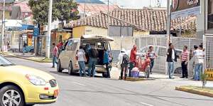 Por la avenida Remigio Crespo funcionan varias furgonetas que dan servicio a distintas partes del pa&iacute;s. Foto: Fernando Machado / El Tel&eacute;grafo