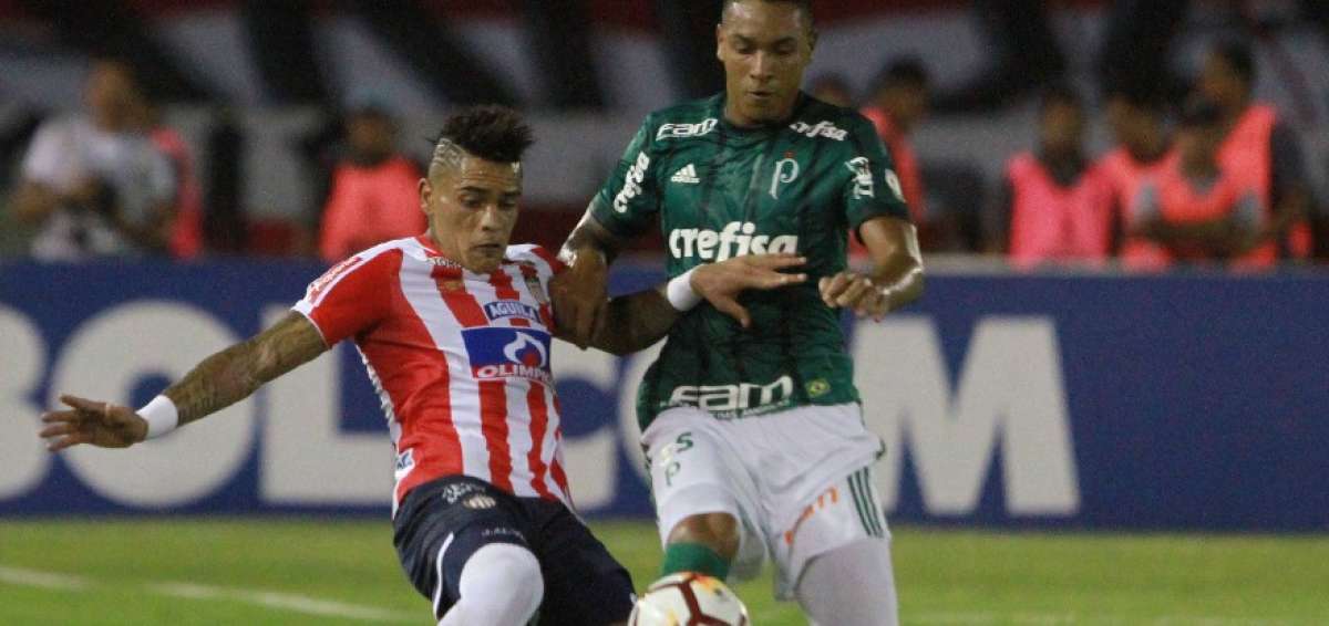 El jugador J&oacute;natan &Aacute;lvez (i) de Junior disputa el bal&oacute;n con Marcos Rocha (d) de Palmeiras hoy, jueves 1 de marzo de 2018, durante el partido de Copa Libertadores entre Junior de Colombia y Palmeiras de Brasil, en Barranquilla (Colombia).