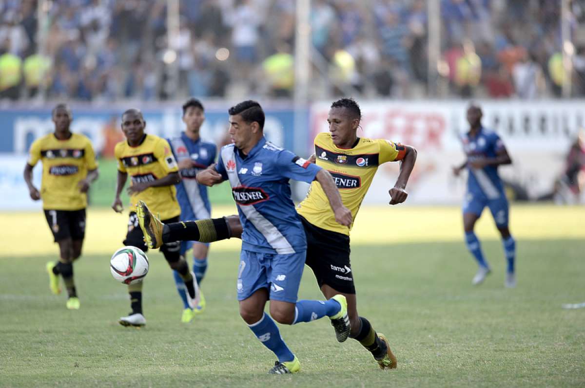 El delantero de Emelec, Luis Miguel Escalada, intenta dominar el bal&oacute;n ante la marca del defensa de Barcelona, Jos&eacute; Luis Perlaza. Foto: Miguel Castro/El Tel&eacute;grafo