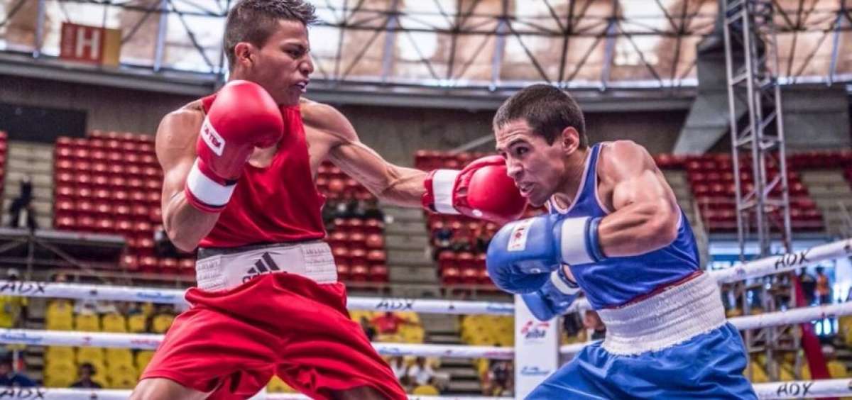 El ecuatoriano Carlos Quipo (rojo) venci&oacute; por 3-0 al argentino Leandro Blanc en las semifinales de los 49 kg del Preol&iacute;mpico que se realiza en Venezuela.