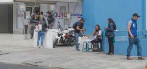 Los tramitadores de las afueras del Registro de la Propiedad aseguran que no les alcanza para arrendar un local.
