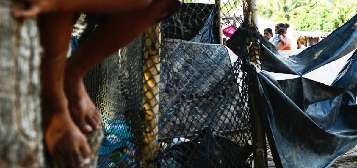 En el asentamiento no autorizado que est&aacute; en una cancha deportiva, los sobrevivientes del terremoto tienen necesidades y carecen de vigilancia.