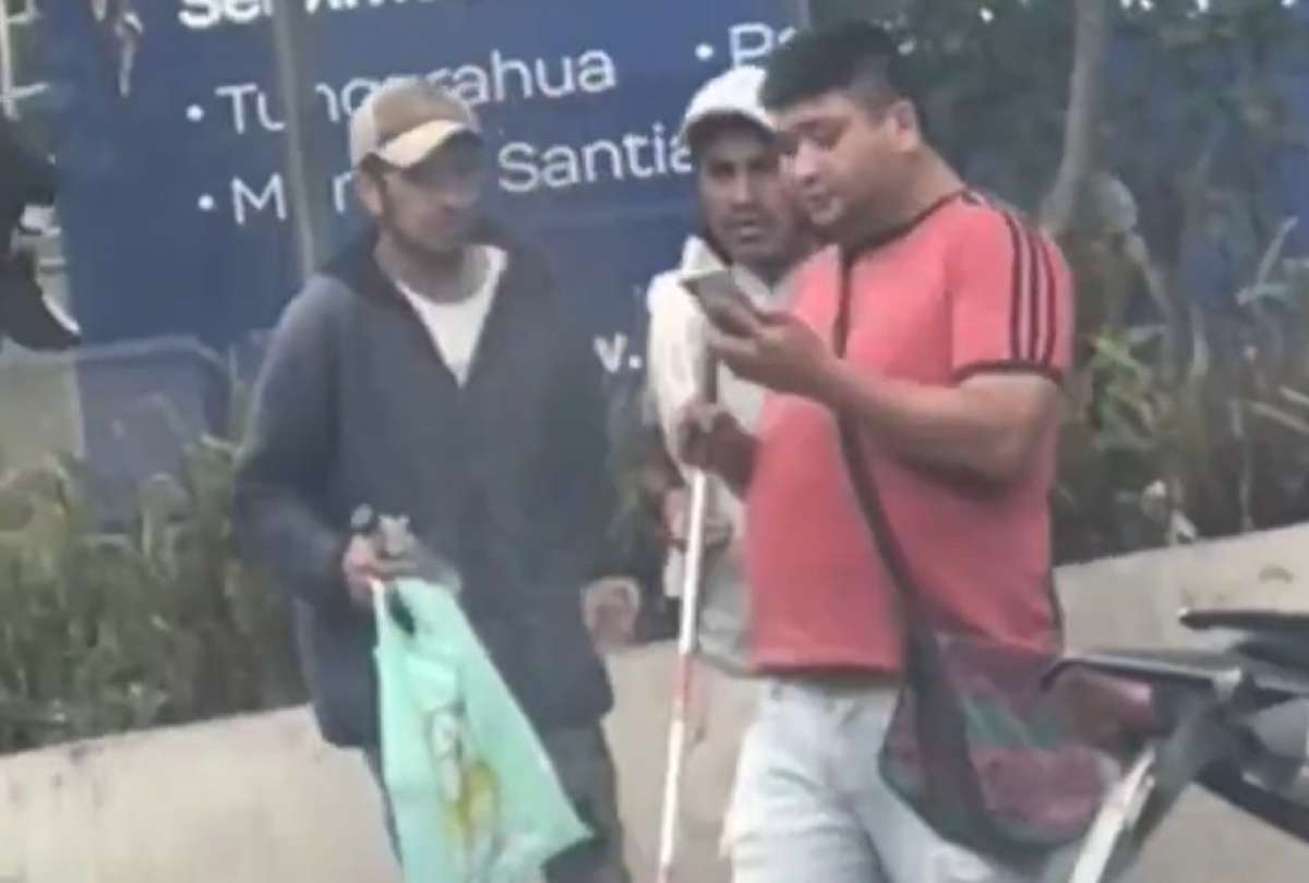 La persona fue grabada mientras revisaba su celular.