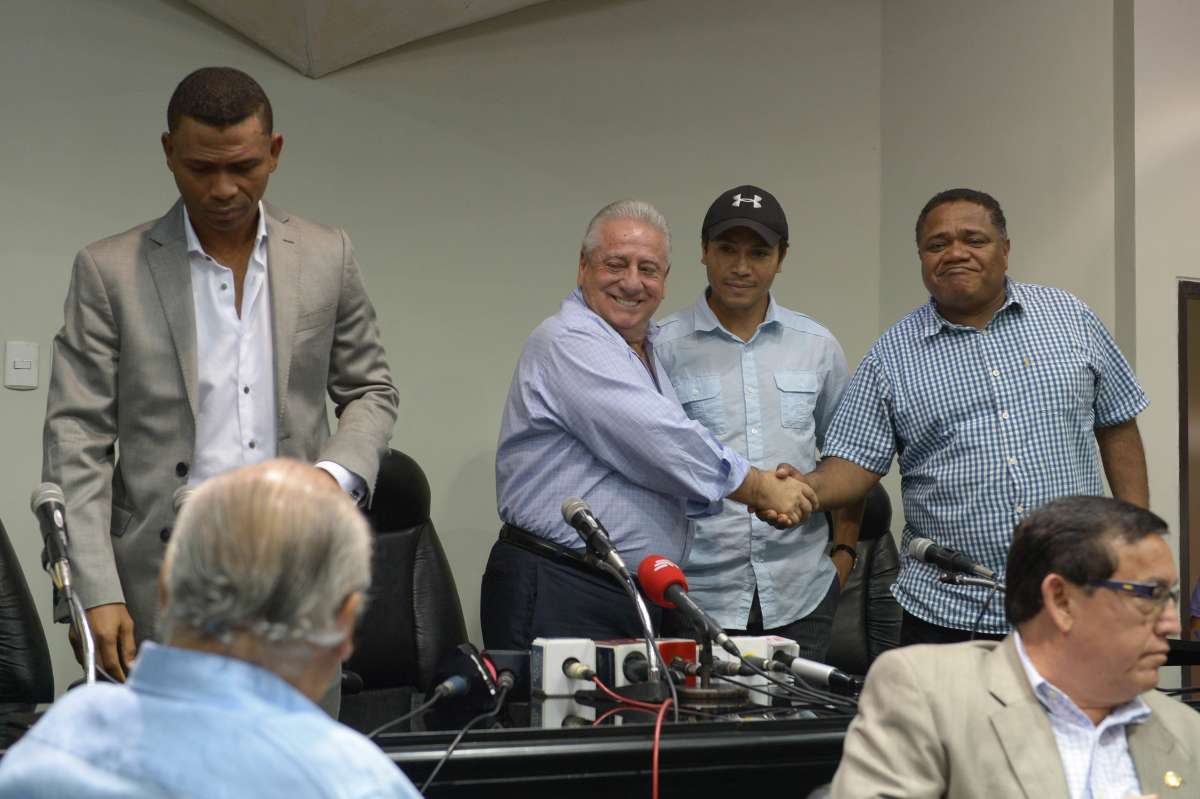 Iv&aacute;n Hurtado, Luis Chiriboga, Edwin Tenorio y Jorge Guzm&aacute;n mientras se firmaba el convenio el d&iacute;a de ayer en el auditorio de la FEF. Foto: Lylibeth Coloma/El Tel&eacute;grafo