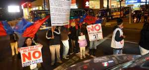 En la av. Mariscal Sucre, en el noroccidente, perjudicados de 5 barrios protestaron por proyecto de telef&eacute;ricos.