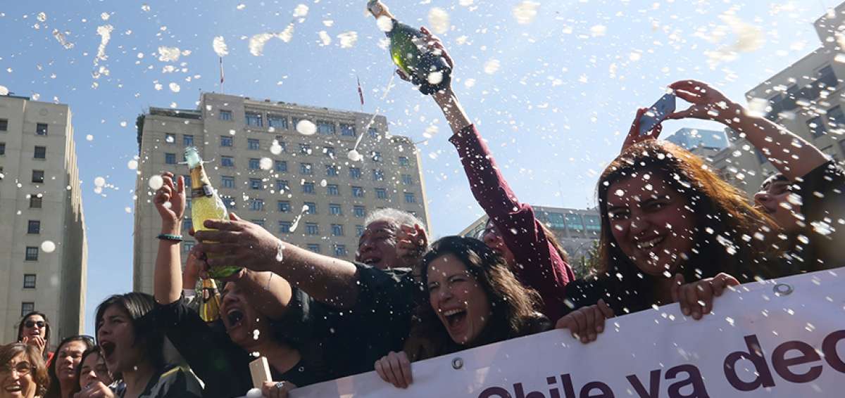 Activistas a favor del aborto celebraron la decisi&oacute;n de la Corte Constitucional en Santiago de Chile. 