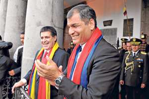 El presidente de Ecuador, Rafael Correa (derecha) y  su par paraguayo, Horacio Cartes (izquierda), saludan desde el balc&oacute;n del palacio de Carondelet. Foto: Cortes&iacute;a / Presidencia de la Rep&uacute;blica