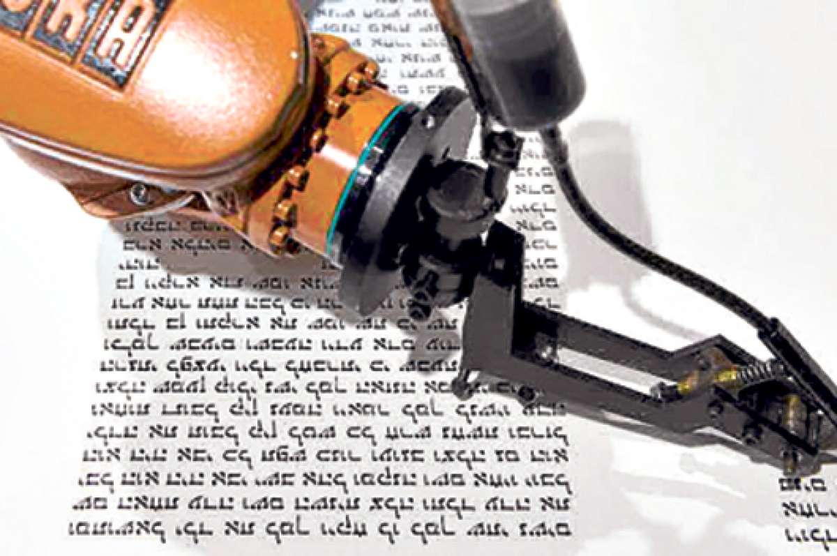 El robot escribir&aacute; los 304.805 caracteres de la Tor&aacute; en 3 meses, frente a los 9 que requiere un copista experto, seg&uacute;n los organizadores del encuentro. Foto: EFE