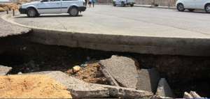 Malec&oacute;n de Piedra Larga, en Manta, colapsa tras los oleajes