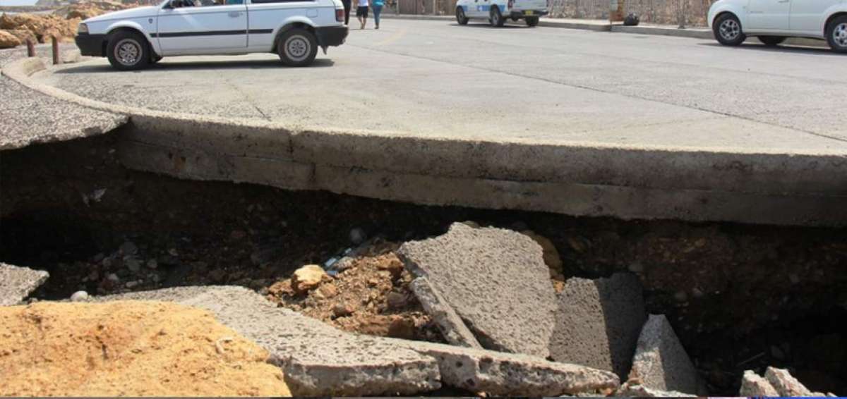 Malec&oacute;n de Piedra Larga, en Manta, colapsa tras los oleajes