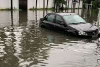 El nivel del agua impidió la movilización de los vehículos.