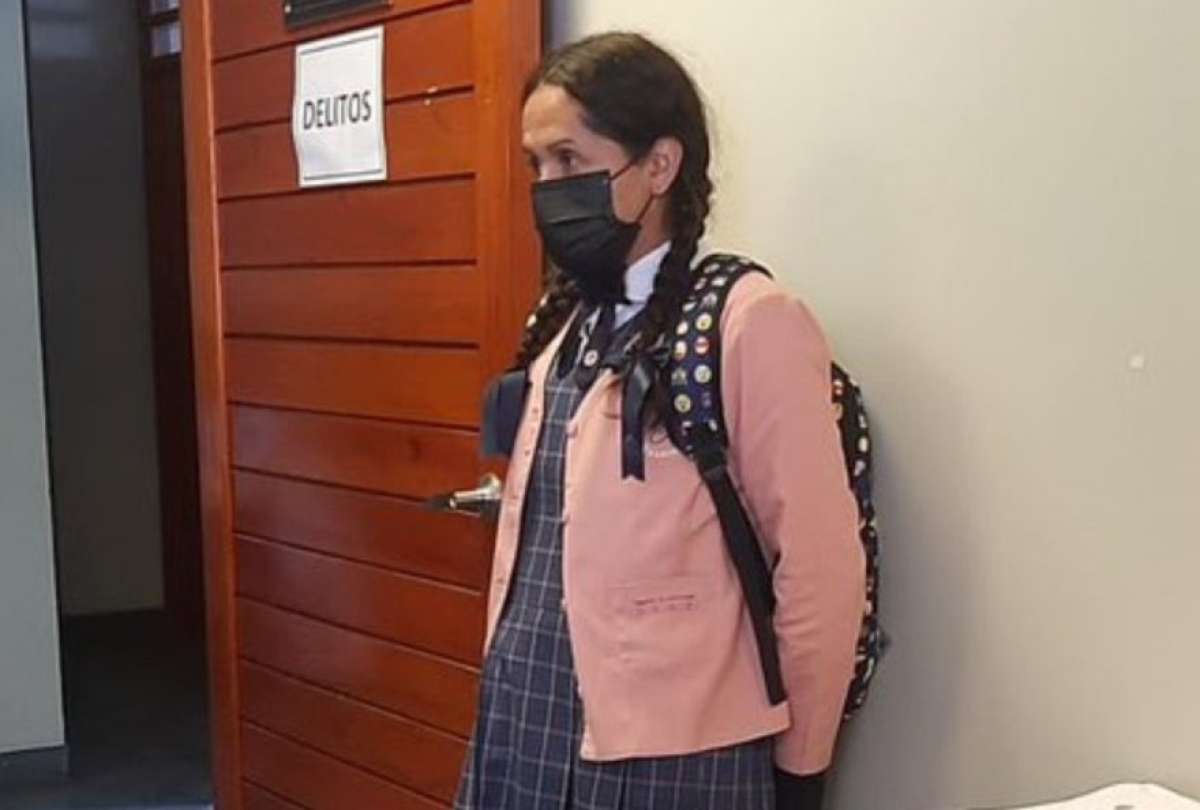 Hombre se vistió de colegiala para ingresar al baño de un colegio en Perú