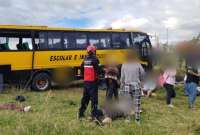 Un bus de transporte escolar estuvo involucrado en un accidente en el sector San Agustín de Cajas, Otavalo. 