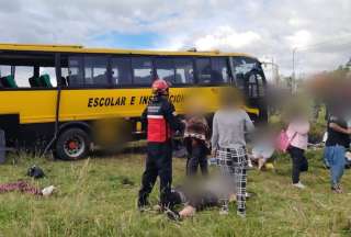 Un bus de transporte escolar estuvo involucrado en un accidente en el sector San Agustín de Cajas, Otavalo. 