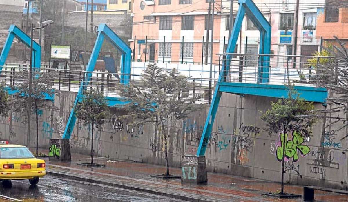 El bulevar construido en la avenida Napo luce abandonado. Los vecinos reclaman que no se le da el uso para el que fue planificado. Foto: &Aacute;lvaro P&eacute;rez / El Tel&eacute;grafo