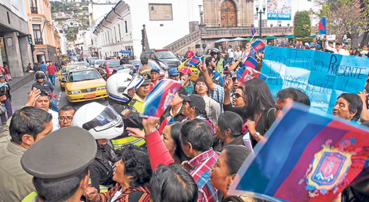 Los manifestantes bloquearon, alrededor de una hora, la calle Venezuela tras conocer que el alcalde no recibir&iacute;a a todos los participantes del plant&oacute;n. Foto: Daniel Molineros/ El Tel&eacute;grafo