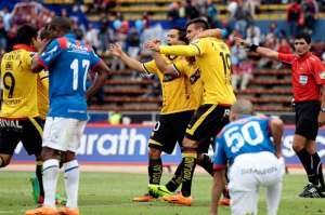 Diego Lara (i) es uno de los 14 jueces nacionales que tiene  escarapela  FIFA.